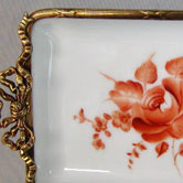 Red camaieu roses